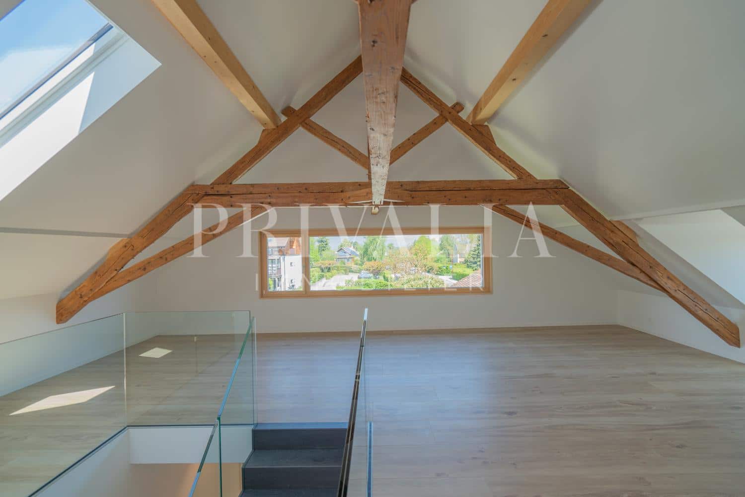 PrivaliaSuperb contemporary duplex with garden