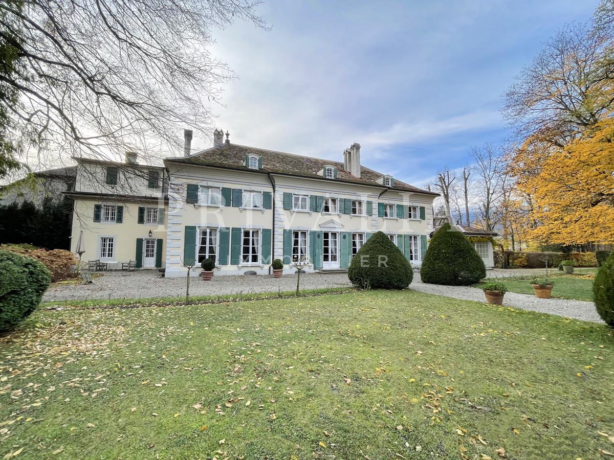 PrivaliaDomaine exceptionnel avec propriété de Maître, piscine et dépendances