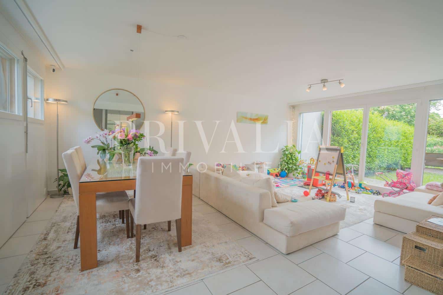PrivaliaCharming contiguous villa in the old village of Onex