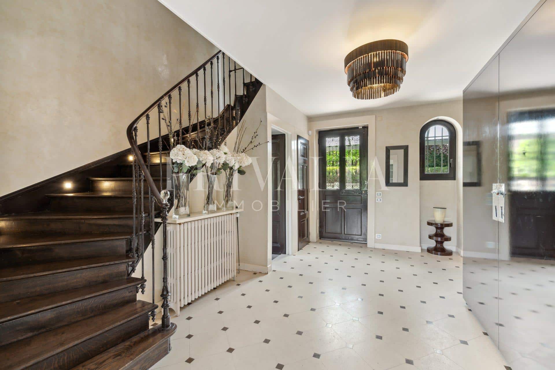 PrivaliaSplendid Property with large outbuilding in a green environment