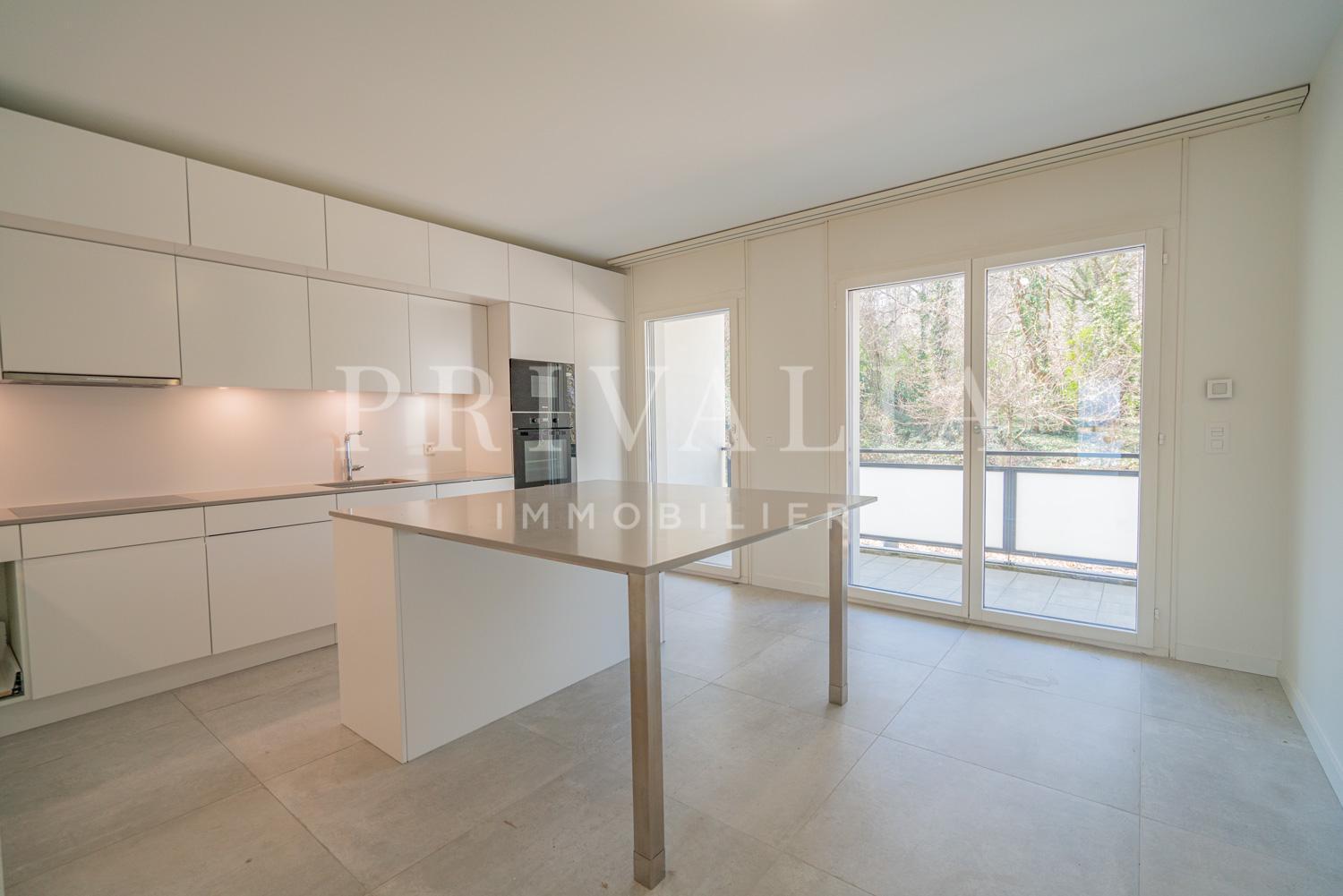 PrivaliaBeautiful 7.5 room flat on the 1st floor with 2 balconies in a secure residence