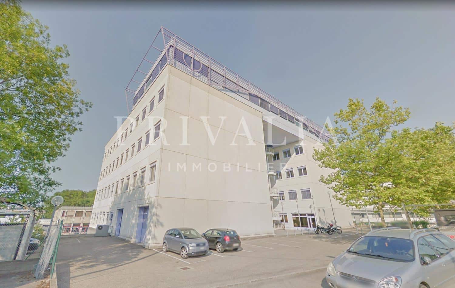 PrivaliaPlug and work office space