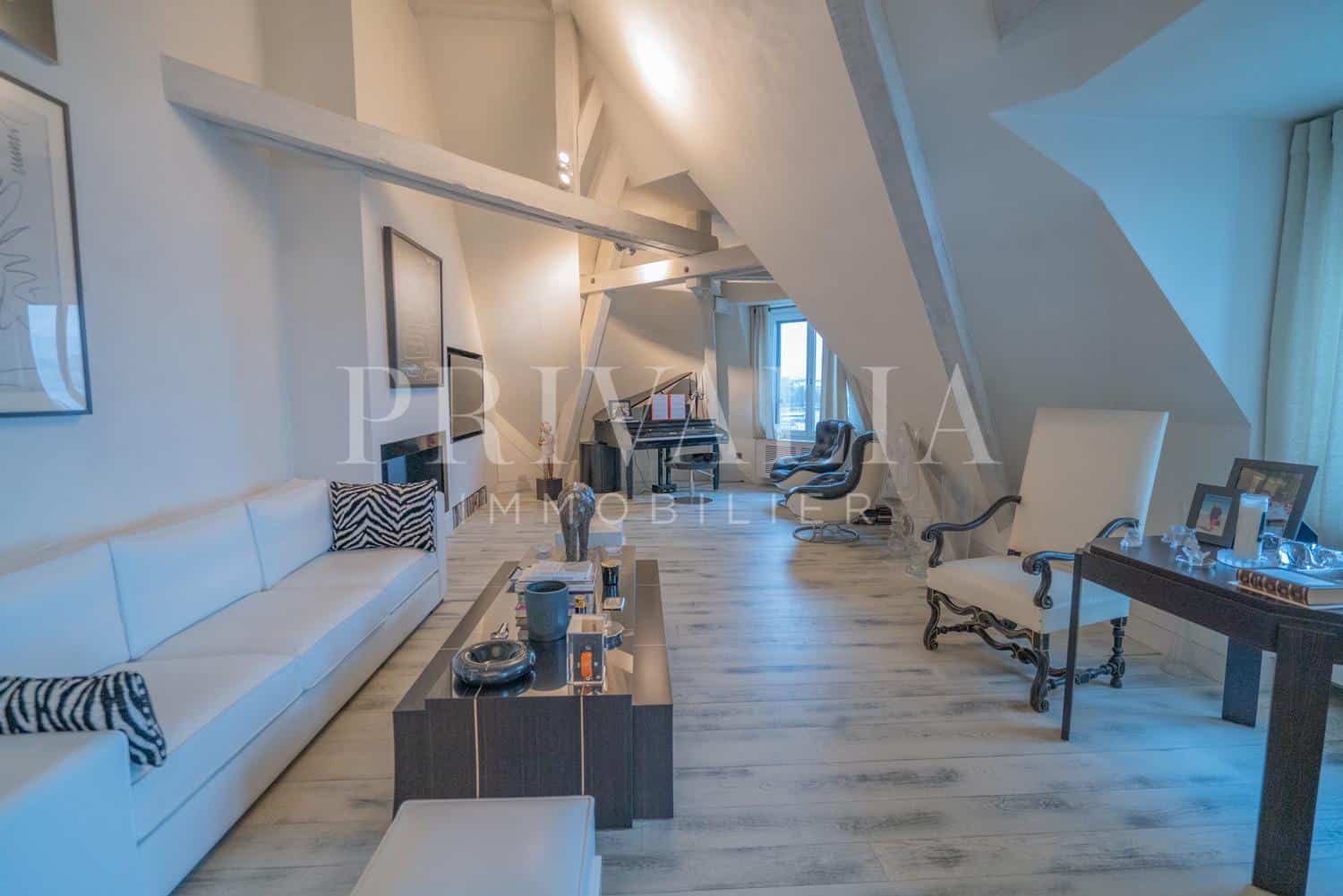 PrivaliaStunning apartment of 305 m2 located in a prestigious building on the lakefront