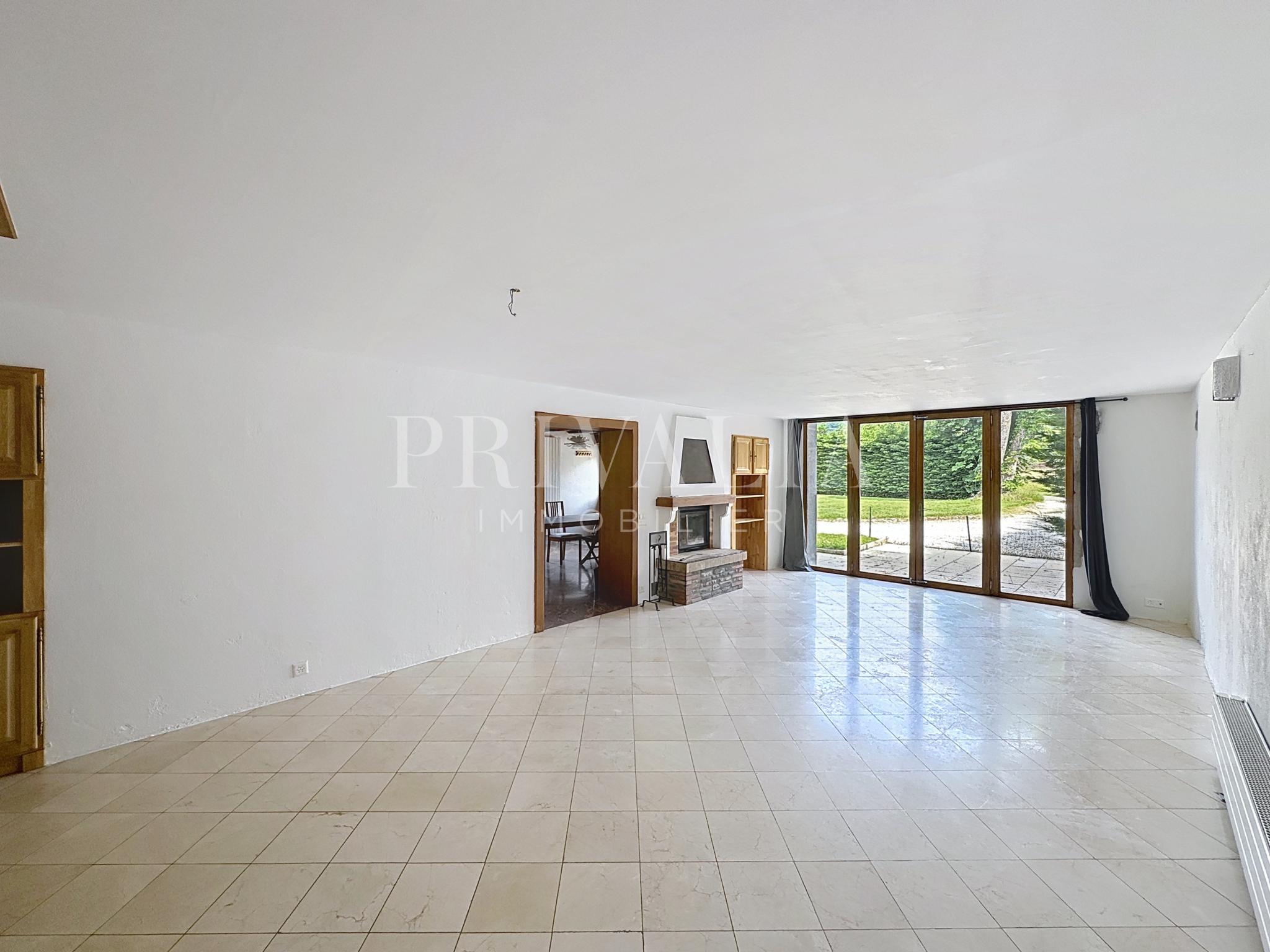 PrivaliaCharming semi-detached country house in a quiet, green setting