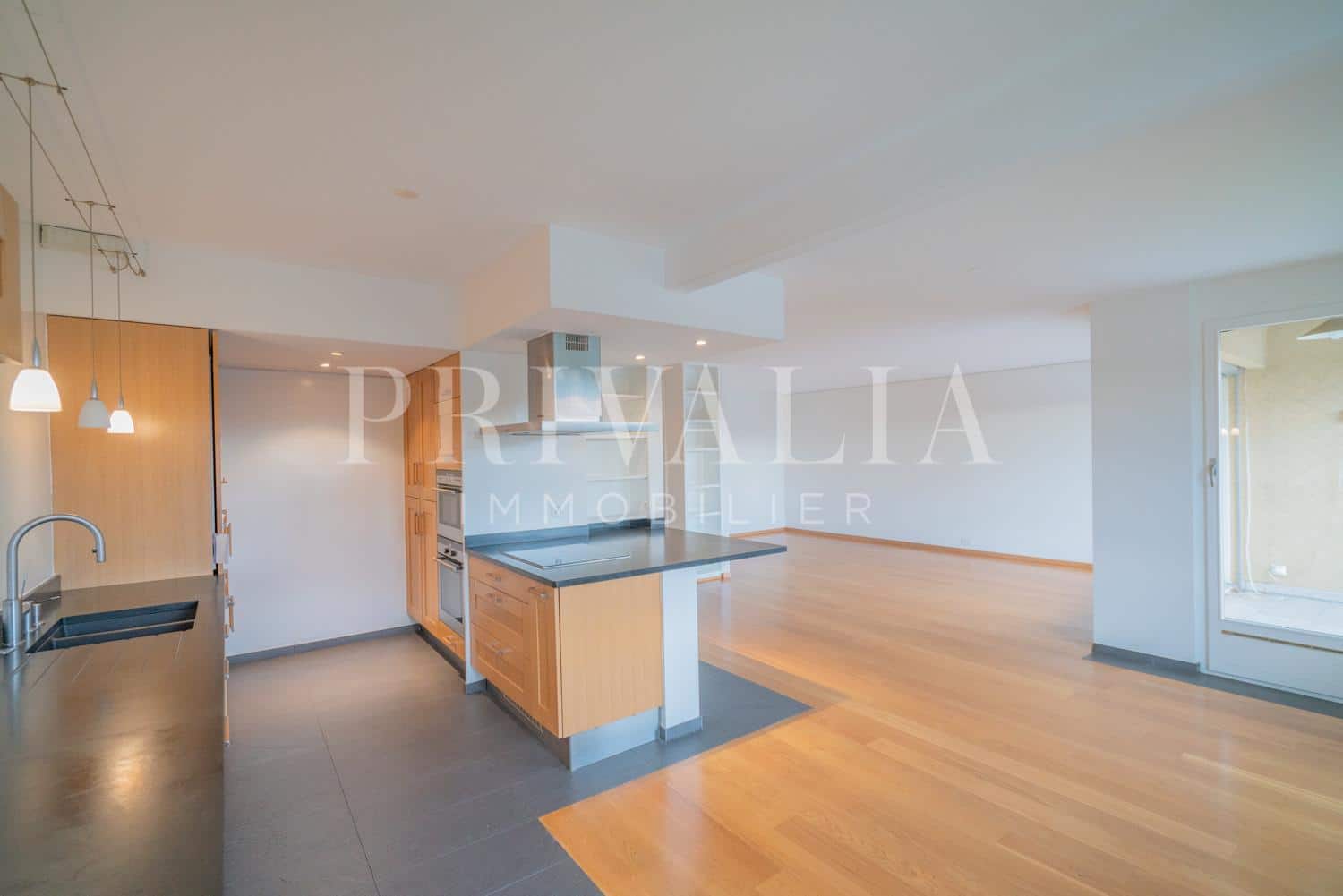 PrivaliaMagnificent flat with 2 balconies and open view