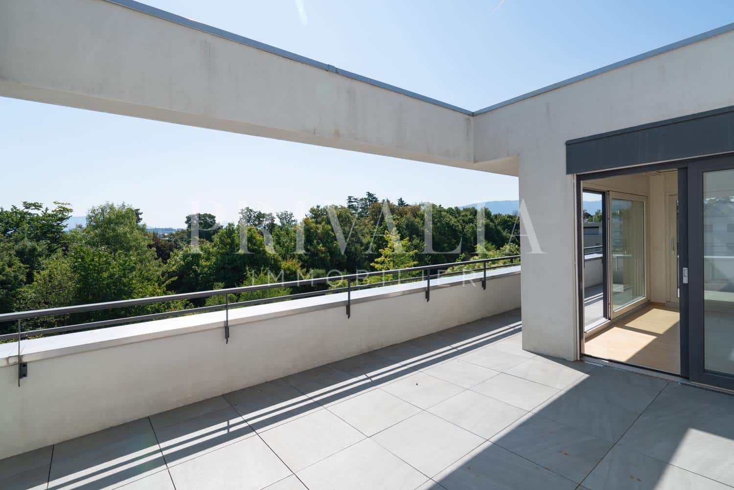 PrivaliaBeautiful 6.5 room penthouse in a secure residence