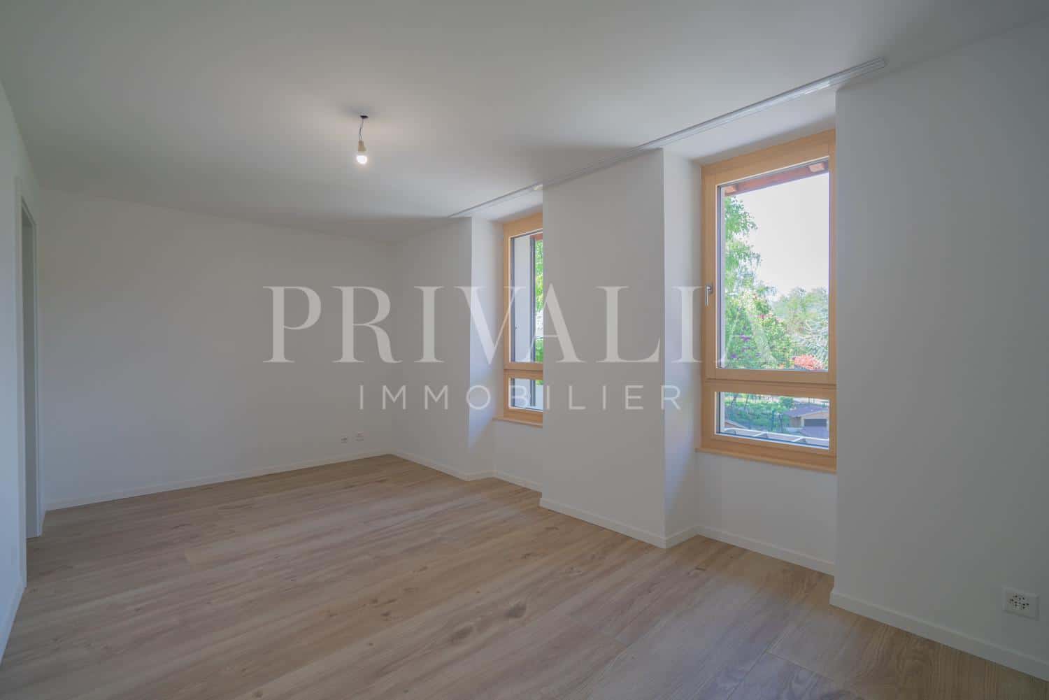 PrivaliaSuperb contemporary duplex with garden