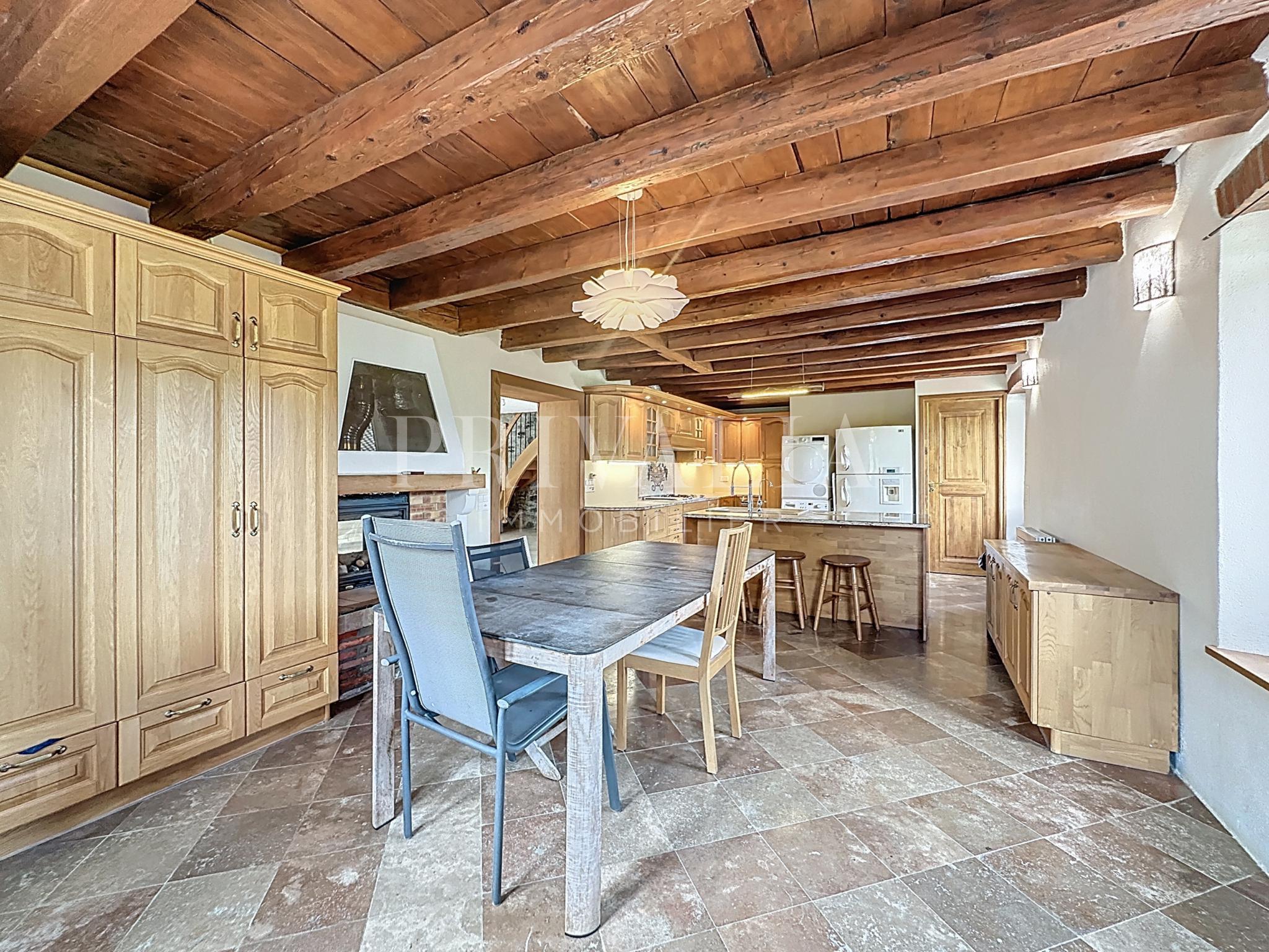 PrivaliaCharming semi-detached country house in a quiet, green setting