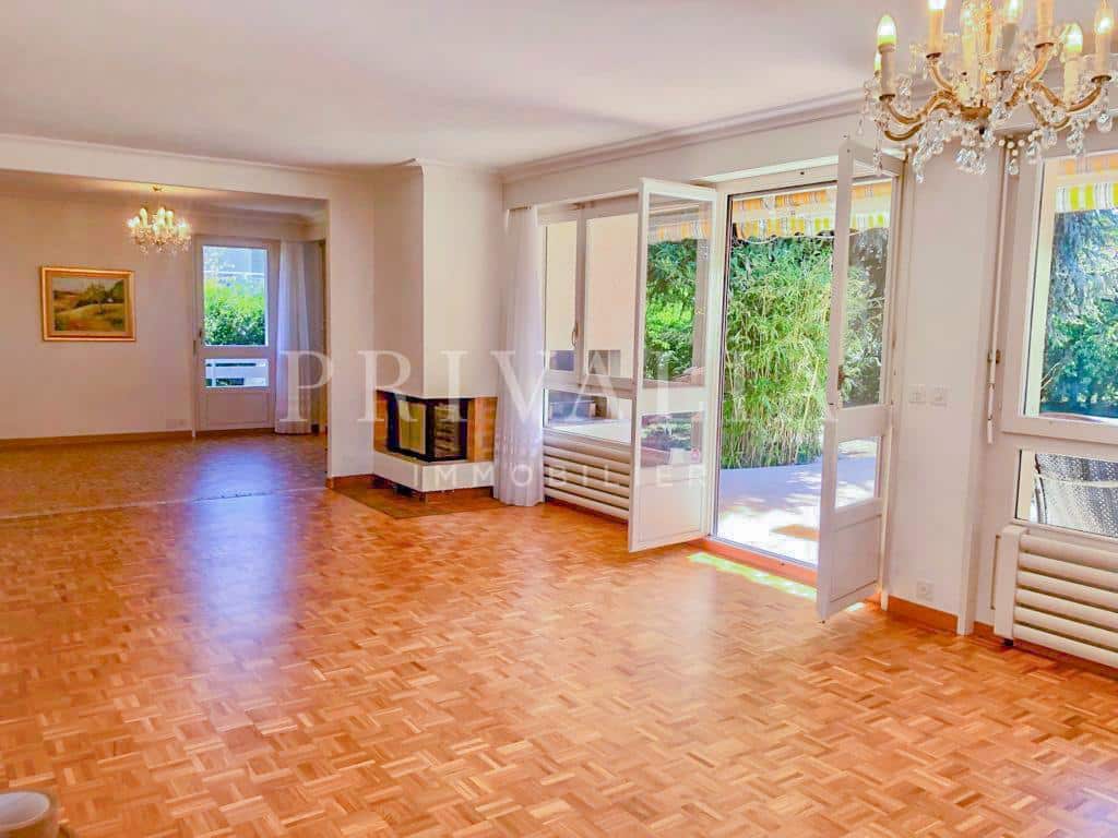 PrivaliaBeautiful detached villa with large garden in Prangins