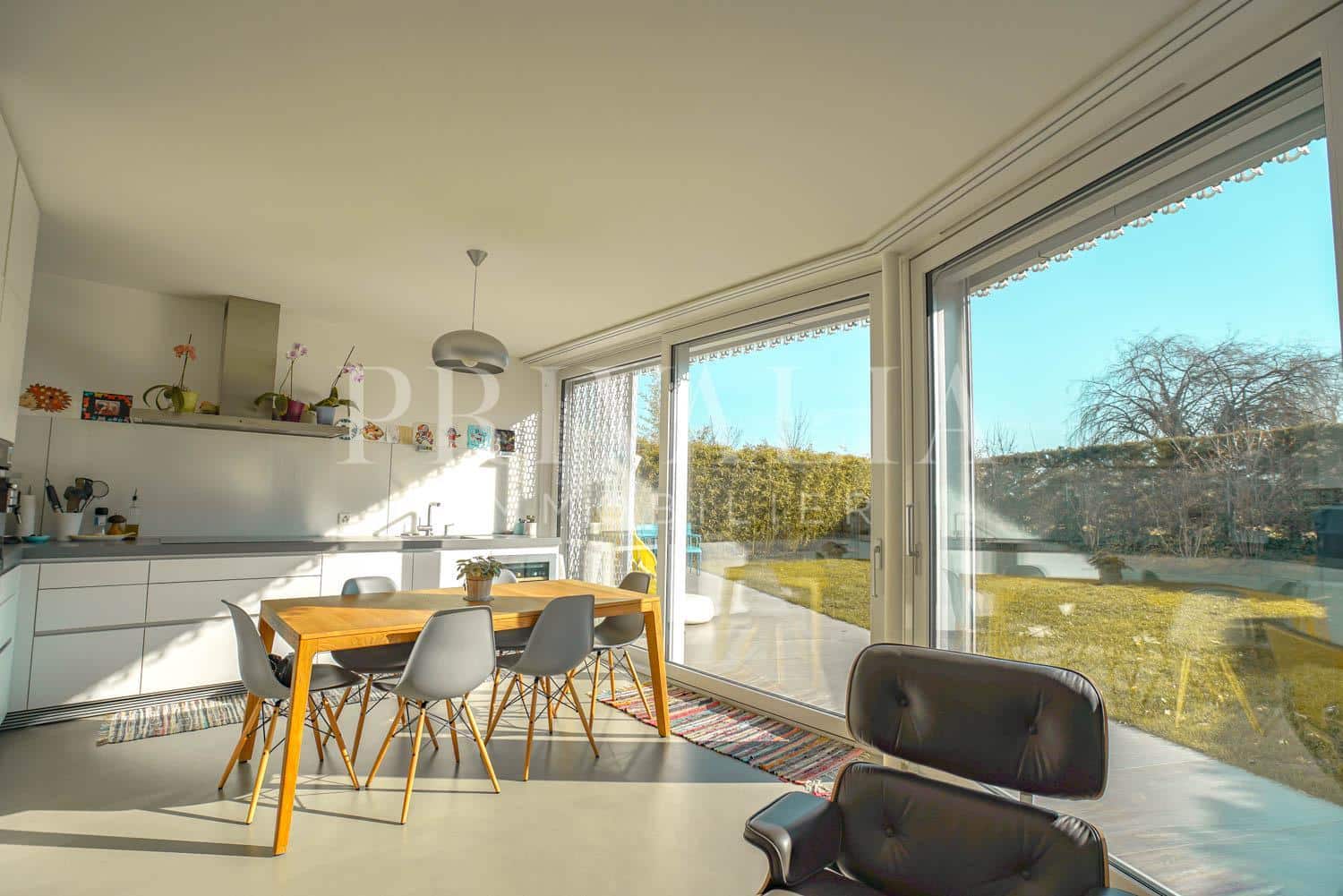 PrivaliaBeautiful modern apartment with its garden of 240 sqm