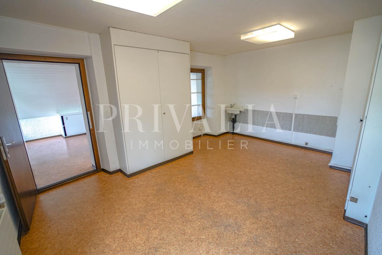 PrivaliaAppartement de 140 m2 + combles aménagés, 5 places de parking