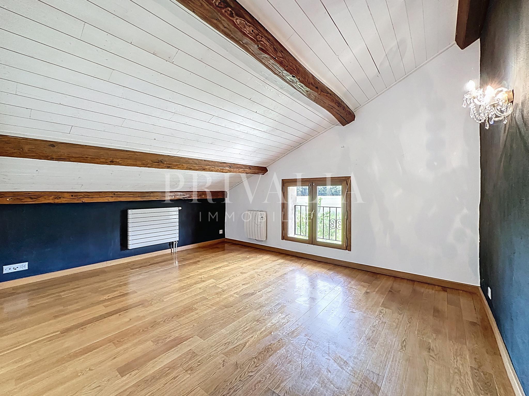 PrivaliaCharming semi-detached country house in a quiet, green setting