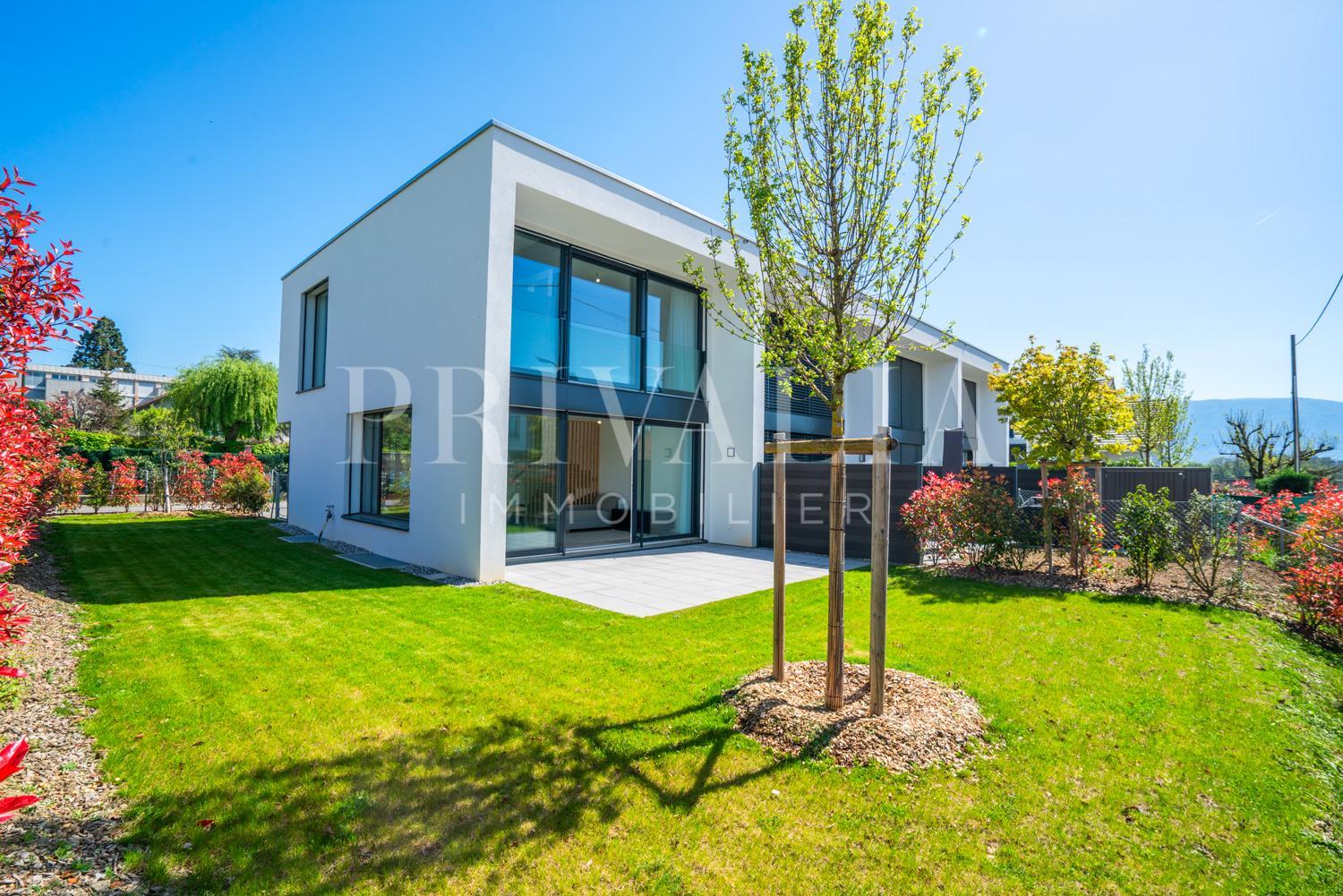 PrivaliaSuperb contemporary semi-detached villa in gable