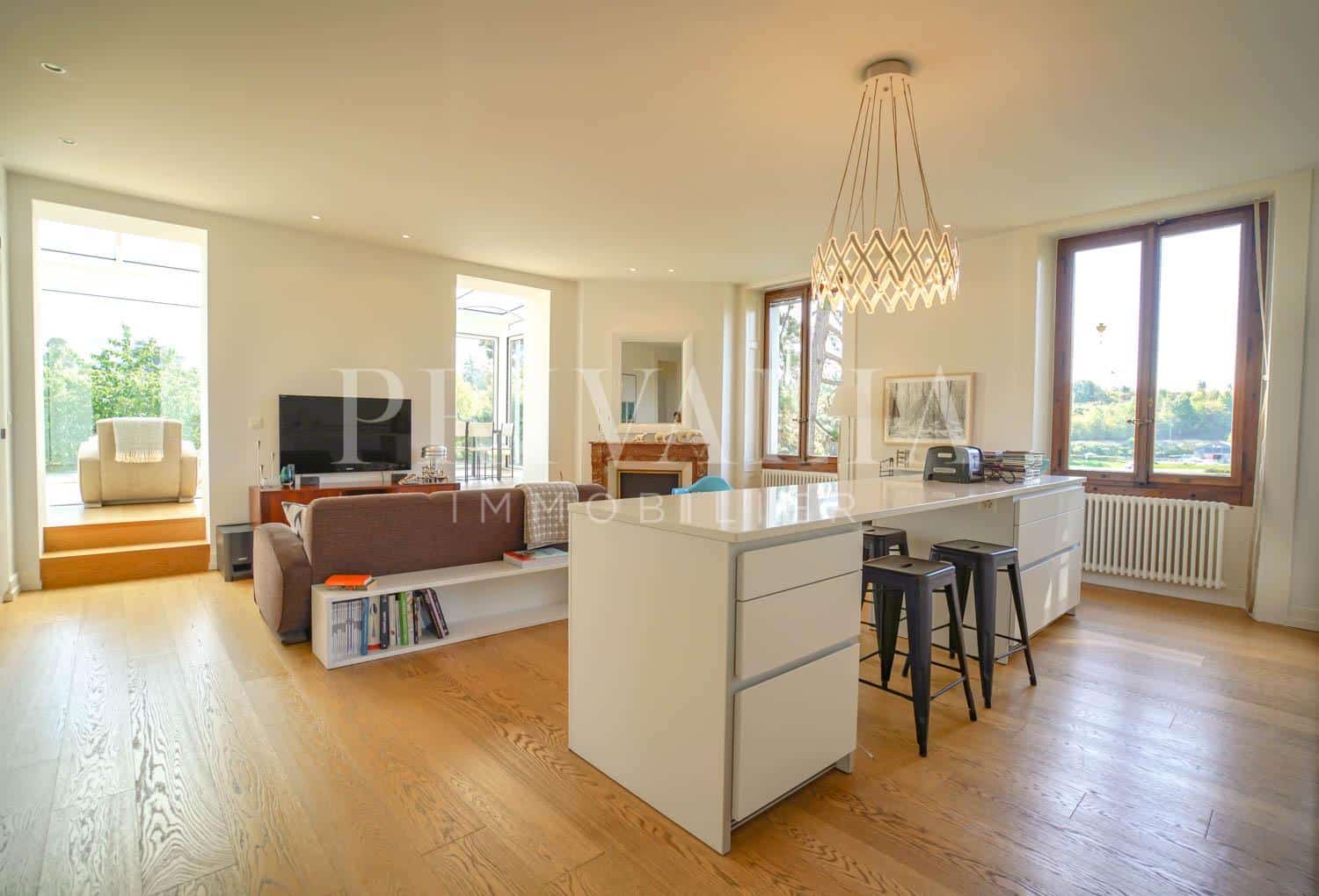 PrivaliaBeautiful 6 rooms apartment with terrace and garden