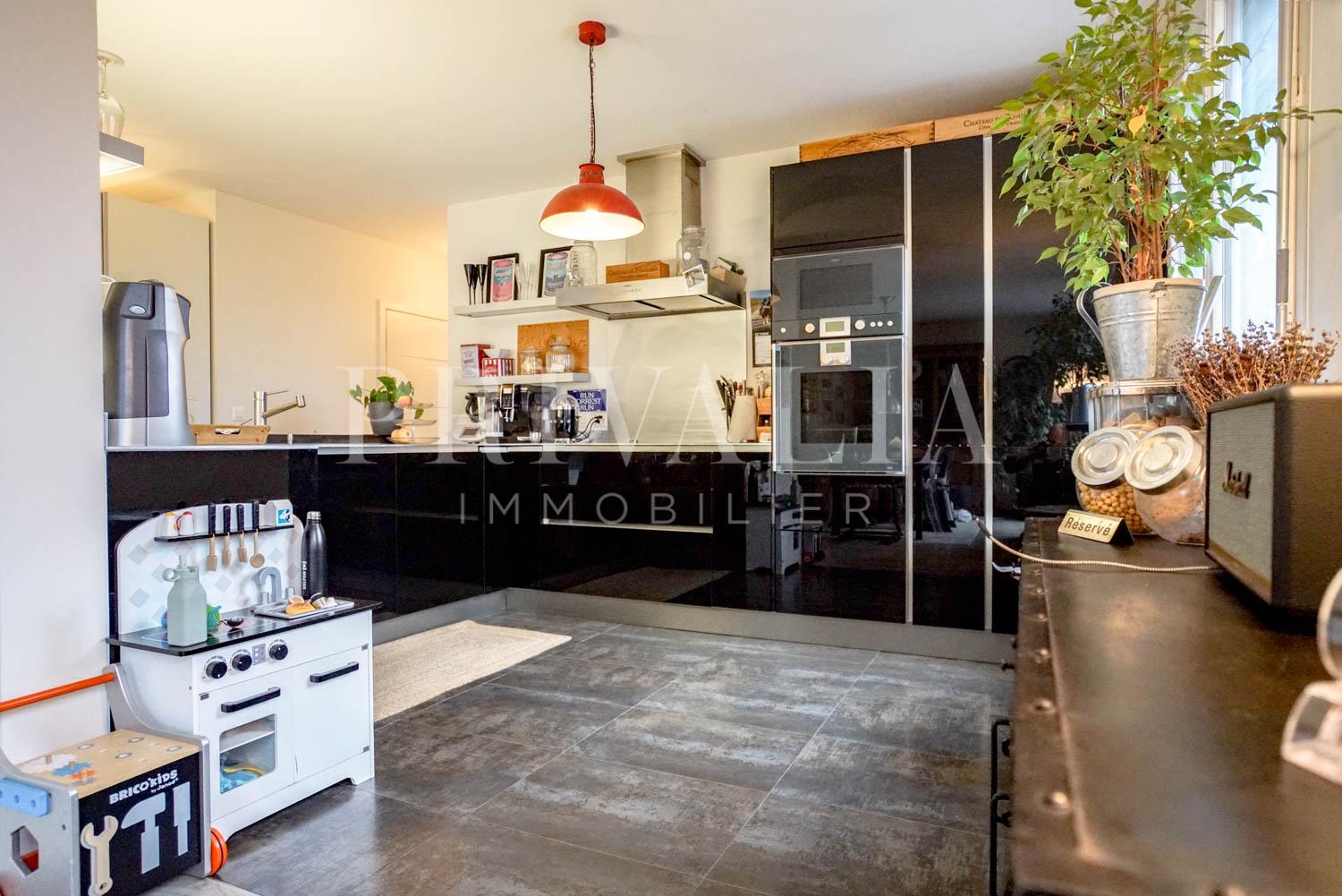 PrivaliaBeautiful recent apartment on the top floor