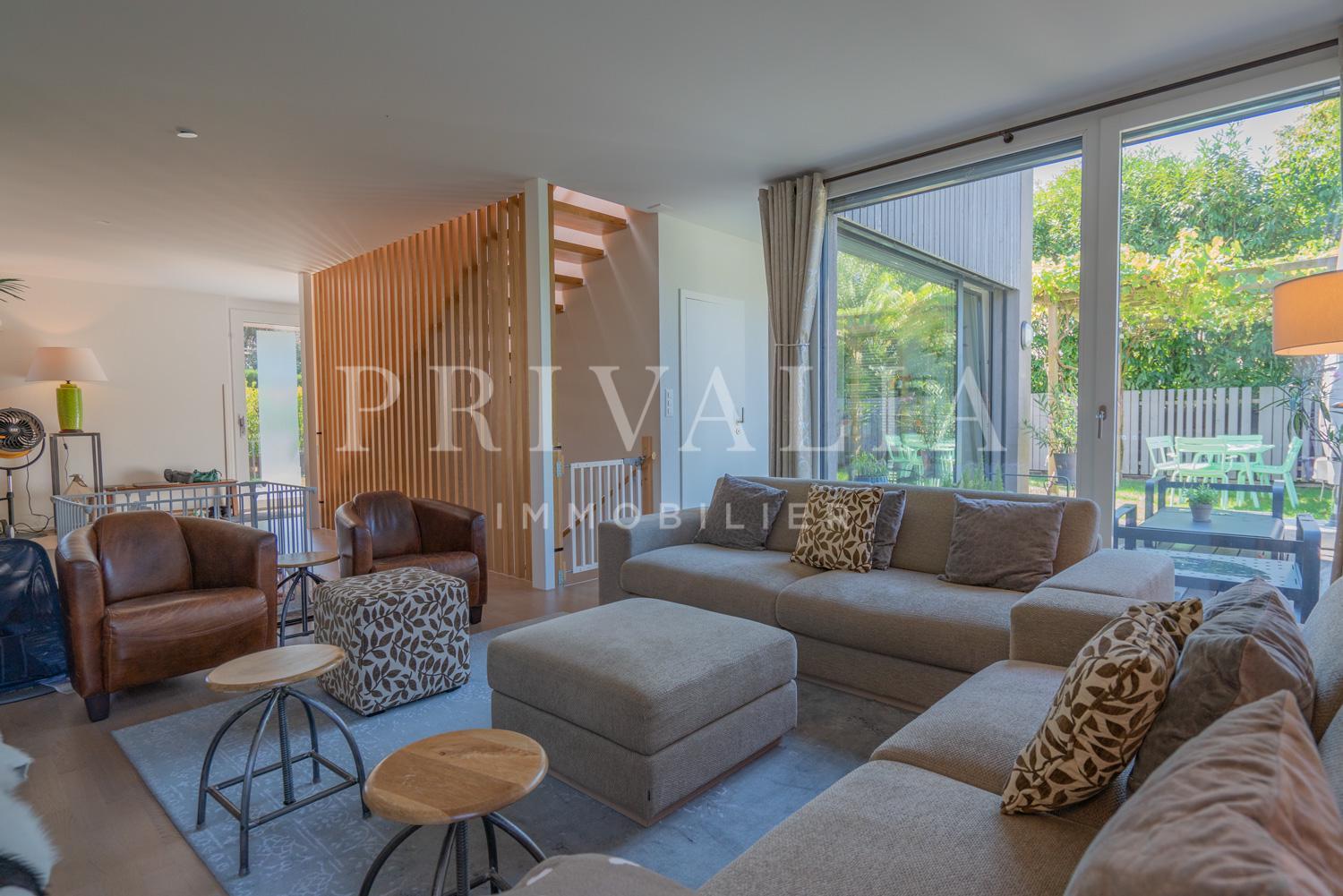 PrivaliaBeautiful modern contiguous gabled villa