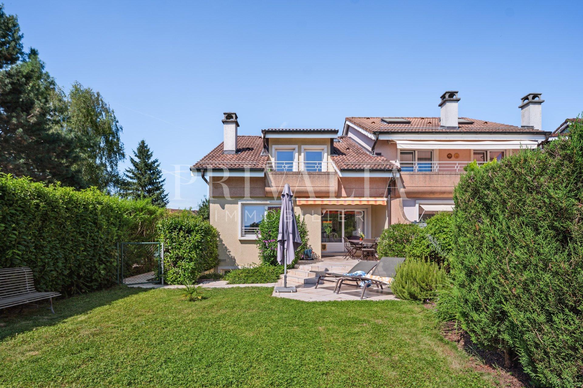 PrivaliaEn exclusivité : Charmante villa mitoyenne en pignon avec piscine