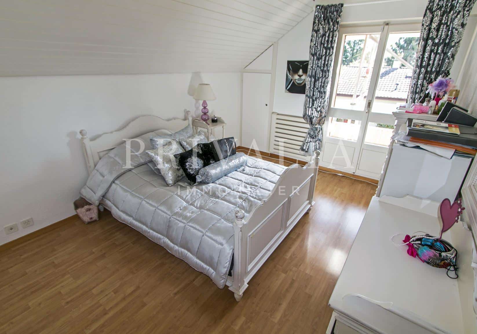 PrivaliaBeautiful detached villa with large garden in Prangins