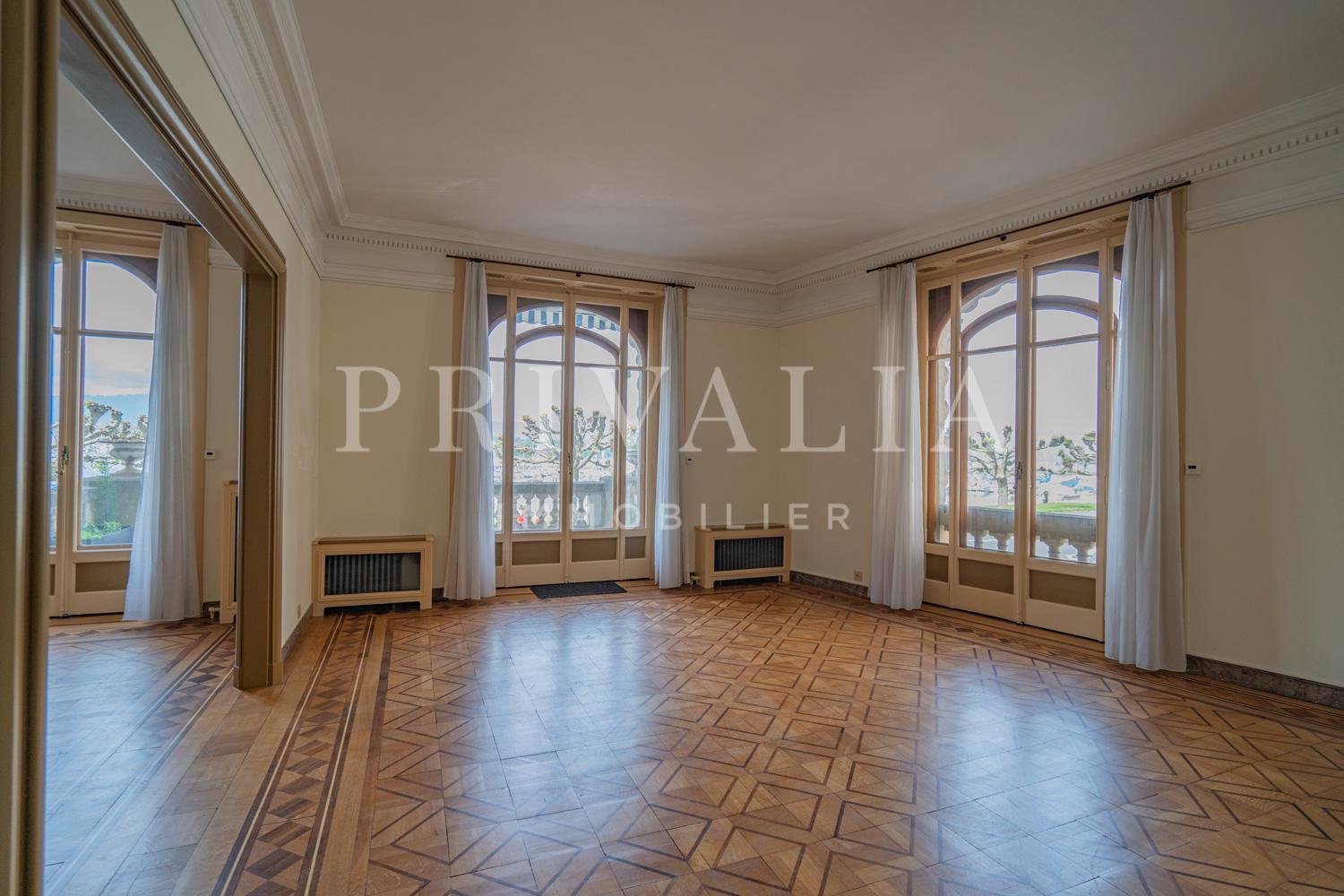 PrivaliaUnique : appartement XXème siècle avec terrasse situé au sein de la Maison Royale, Quai Gustave-Ador
