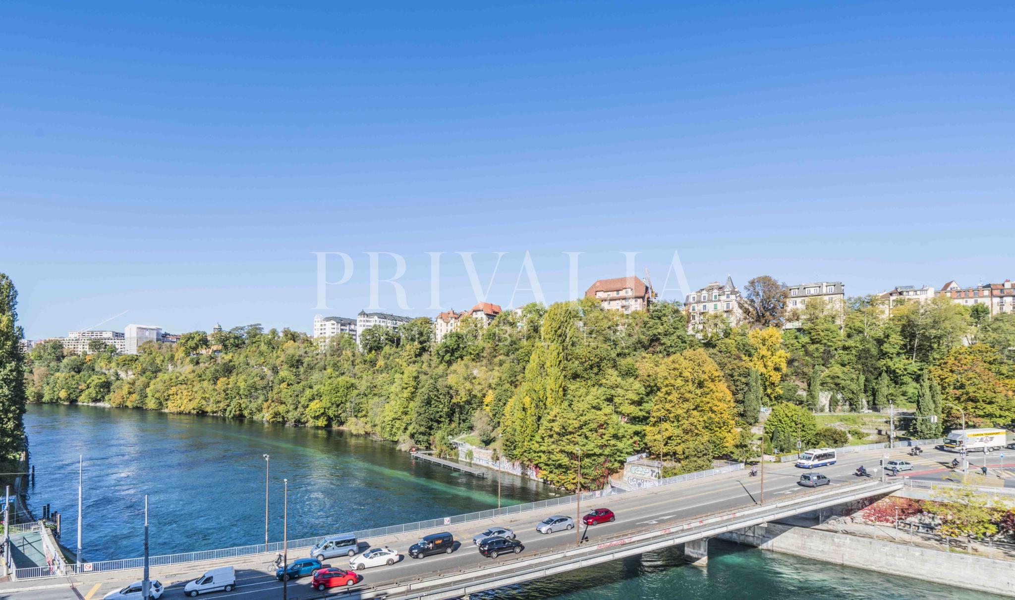 PrivaliaBeautifully furnished apartment with superb view over the Rhône and the city