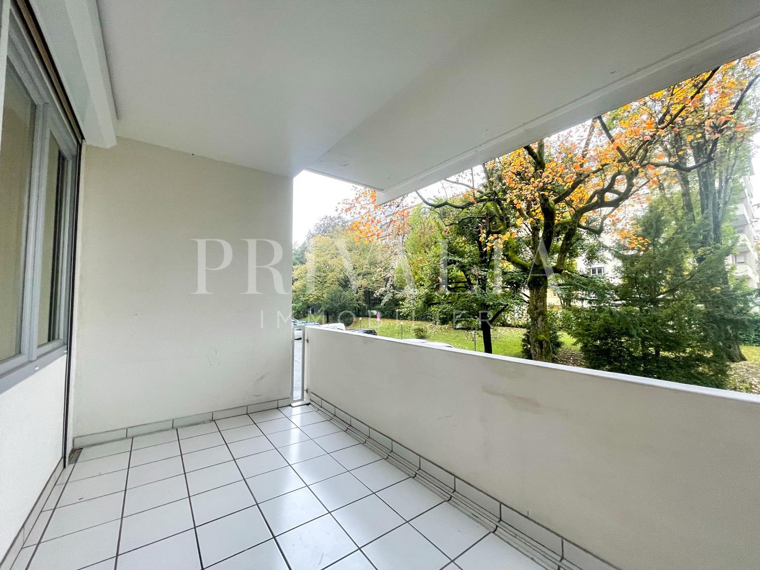 PrivaliaExclusivity : Crossing 3 rooms apartment with 2 balconies and box in basement