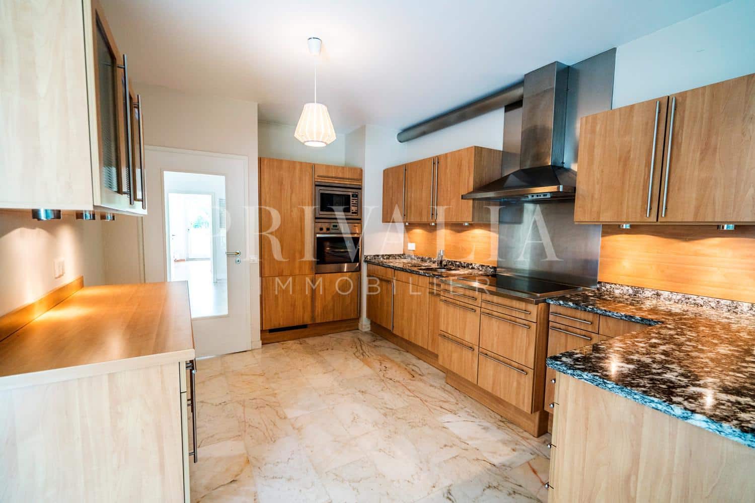 PrivaliaMagnificent garden-level apartment in a secure residence a stone’s throw from the lake