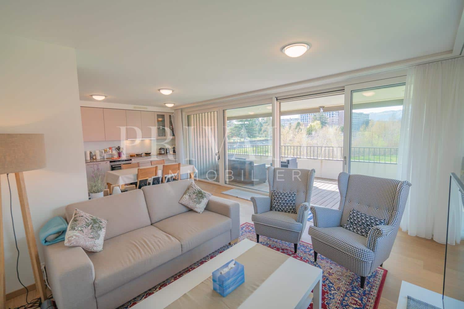 PrivaliaElegant crossing flat with terrace and open view on a park