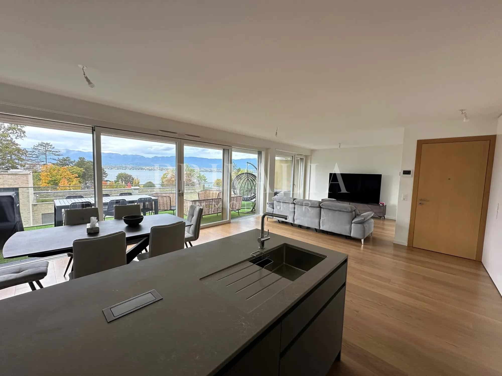 PrivaliaMagnificent penthouse with 25 m2 terrace and unobstructed lake view