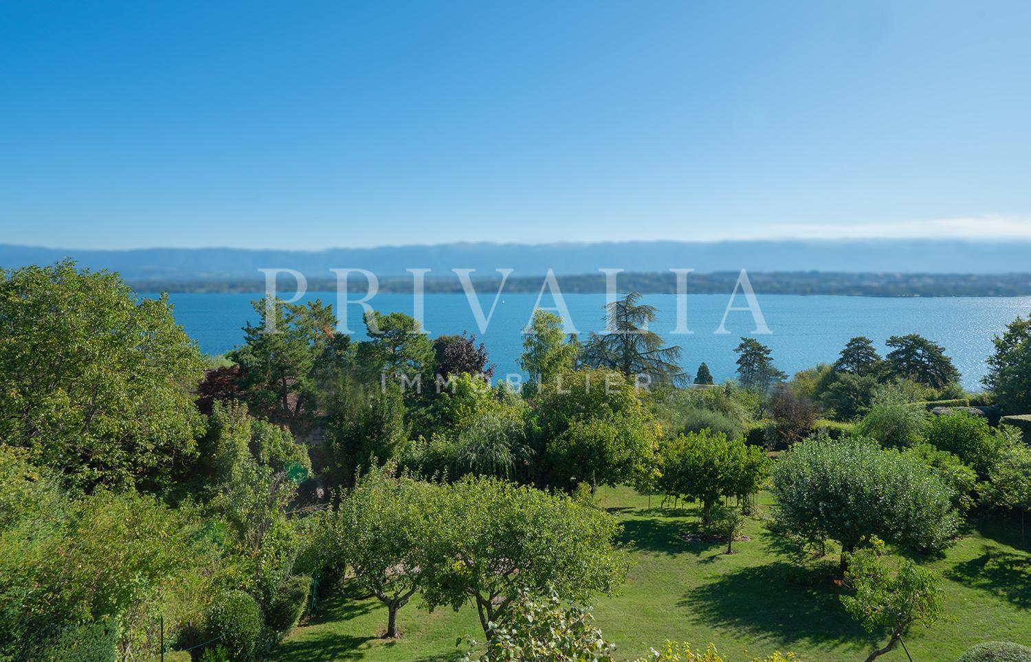PrivaliaEn Exclusivité : Elégante propriété avec vue panoramique sur le lac