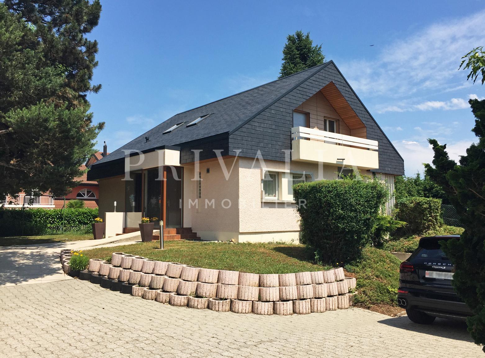 PrivaliaBeautiful detached villa with large garden in Prangins