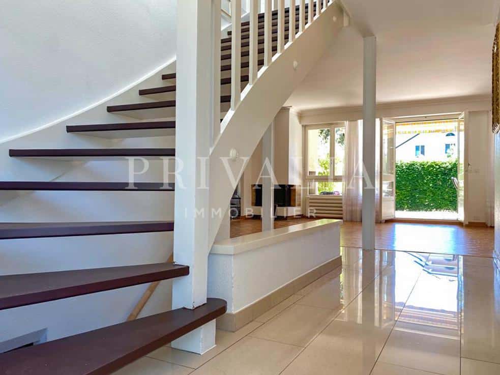 PrivaliaBeautiful detached villa with large garden in Prangins