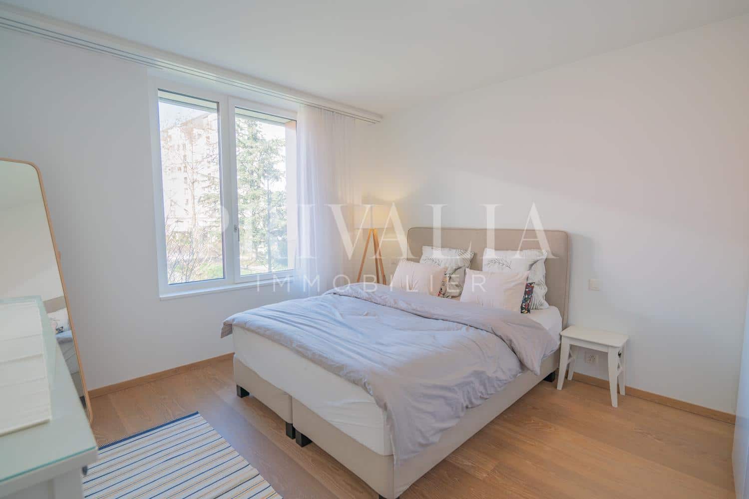 PrivaliaElegant crossing flat with terrace and open view on a park