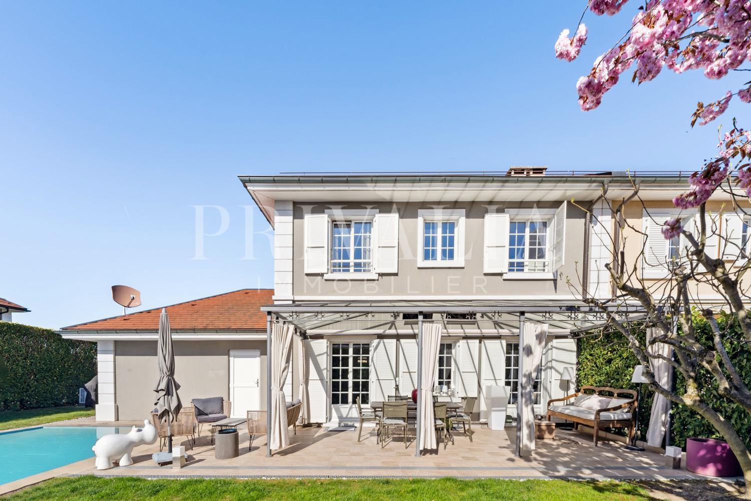 PrivaliaVilla mitoyenne de standing avec jardin et piscine au calme absolu