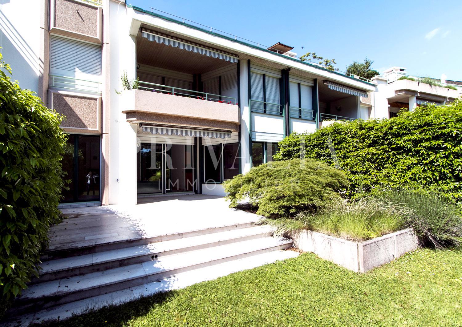PrivaliaMagnificent garden-level apartment in a secure residence a stone’s throw from the lake